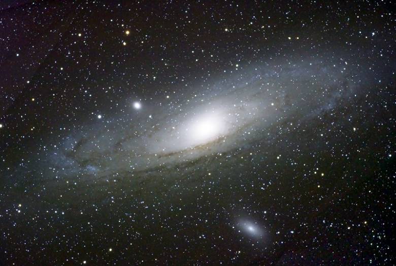 Egyetlen, halvány fényfátyolként szabad szemmel is megfigyelhető extragalaxis az Androméda csillagképben található Androméda-köd • Forrás: Wikipédia