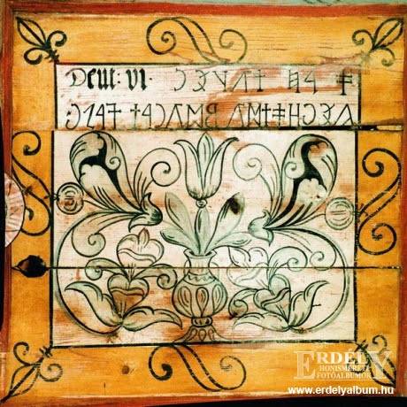 Olasz korsóból kibomló virágtővel és rovásírásos felirattal díszített kazetta
az udvarhelyszéki Énlaka unitárius templomának 1668-ban festett mennyezetén • Kép forrása: menurfiak.gportal.hu