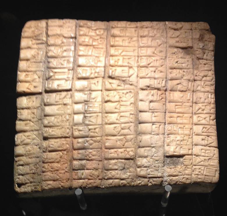 Az 1975-ben feltárt eblai könyvtár romjai között mintegy 15 000 ékírásos táblát találtak • Kép forrása: Wikipédia