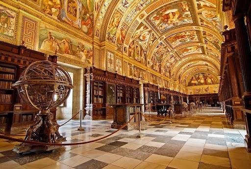 A legelső és egyik legszebb barokk teremkönyvtár a 16. században épült a spanyol királyi palotában, az Escorialban • Kép forrása: Wikipédia