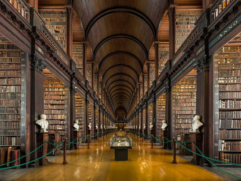 A dublini Trinity College 1592-ben alapított könyvtárában a 65 m hosszú központi terem polcain a gyűjtemény 200 000 legrégibb könyve sorakozik • Kép forrása: Wikipédia