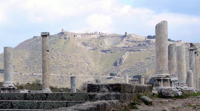 A pergamoni könyvtár romjai, olvasótermének megmaradt oszlopaival • Kép forrása: Wikipédia