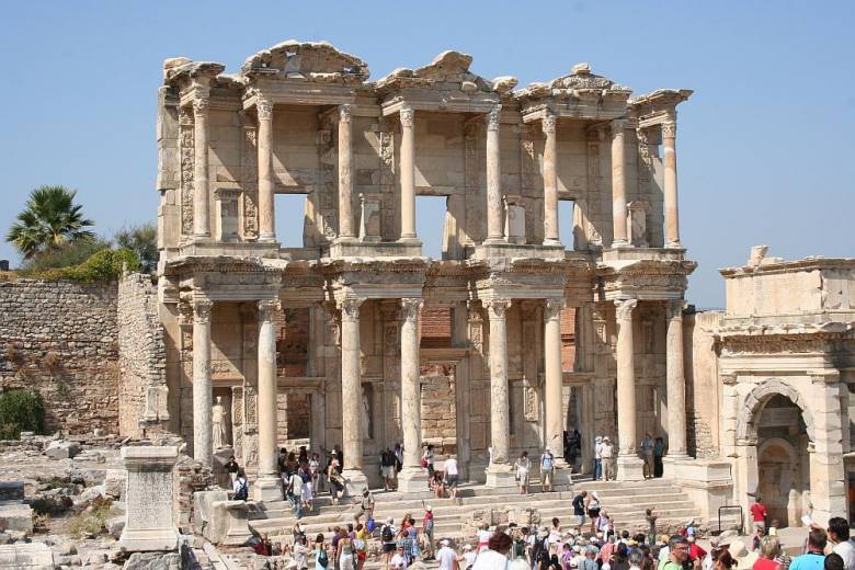 Ma is áll Aulus Cornelius Celsus római orvos 1. században épült ephesosi könyvtárának homlokzata, a tudós erényeit – bölcsesség, kiválóság, megfontoltság, tudomány – megszemélyesítő szobrokkal • Kép forrása: ephesus.us
