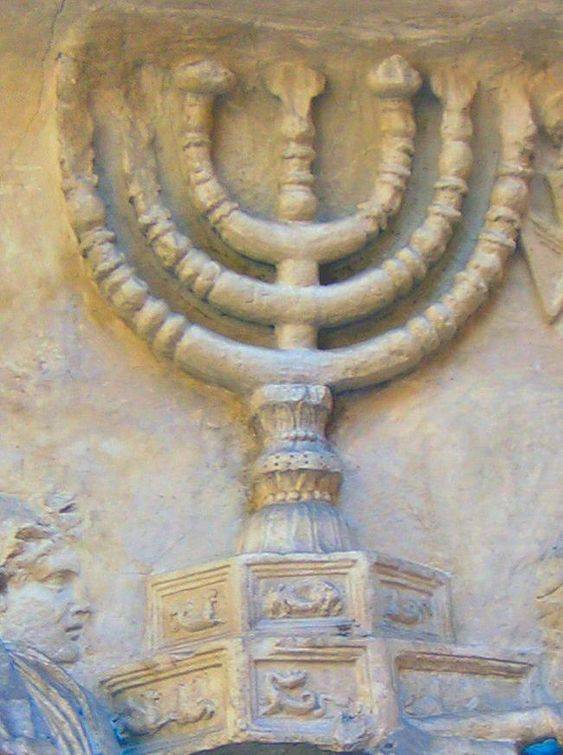 A zsidóság egyik legfontosabb jelképe a hétágú gyertyatartó, a menóra (menóra- ábrázolás Titus római diadalívén) • Kép forrása: accabaeus.wordpress.com
