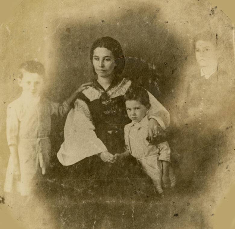 Szendrey Júlia fiaival, Attilával, Árpáddal és Zoltánnal az 1850-es évek végén  • Forrás: szendreyjuliakutatas.blog.hu