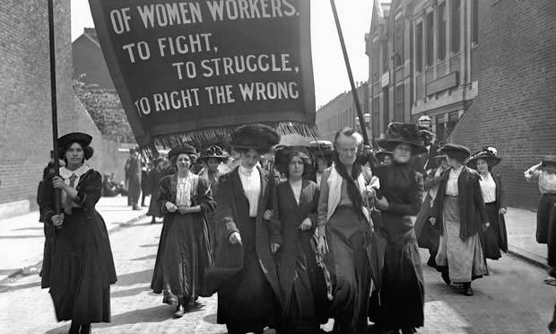 Az első világháború idején nők tízezrei tüntettek London utcáin a munkához, illetve a választáshoz való jogért az élet különböző területein (politika, munka, házasság, gyermekvállalás stb.)
